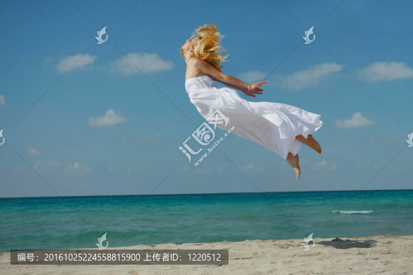 在海面上飛行的年輕女孩