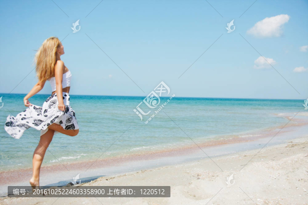 沙灘上的年輕快樂的女孩