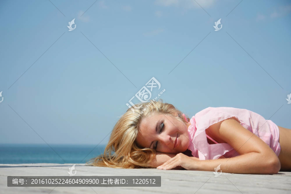 自然背景下的少女放松