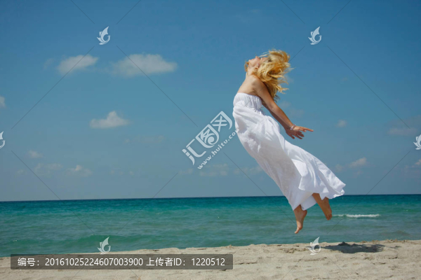 在海面上飛行的年輕女孩