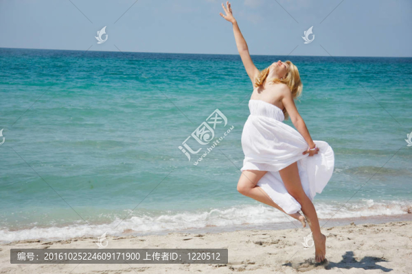 沙灘上的年輕快樂的女孩
