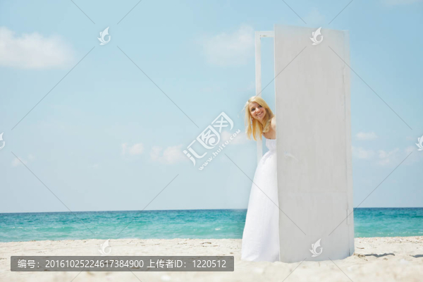 微笑女孩進入海灘打開門