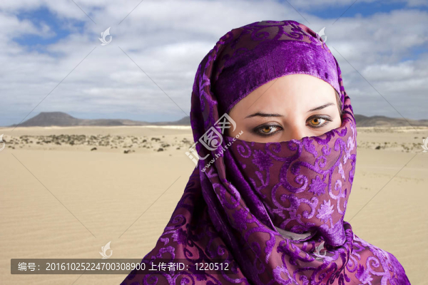 穿著阿拉伯服裝的女人；背景中的沙漠