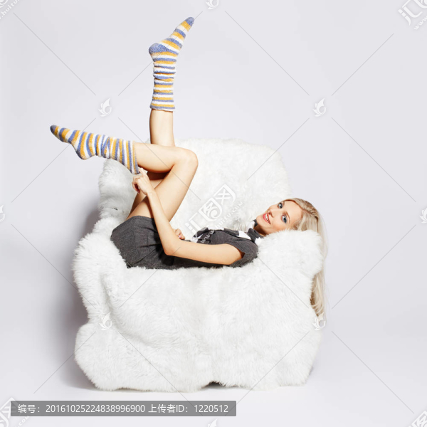 在毛茸茸的扶手椅上的金發(fā)女郎