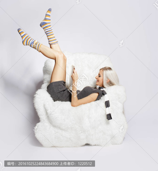 在毛茸茸的扶手椅上的金發(fā)女郎
