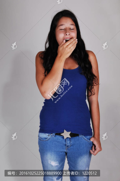 打哈欠的年輕女孩。