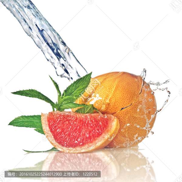 水濺在葡萄柚上，薄荷與白色隔絕