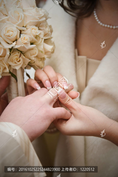 puttting對(duì)結(jié)婚戒指。自然的照片