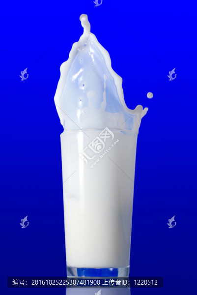 藍色上的牛奶飛濺
