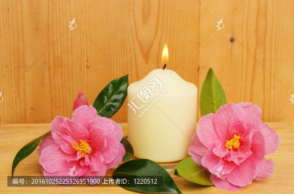 燃燒的蠟燭和兩個(gè)茶花