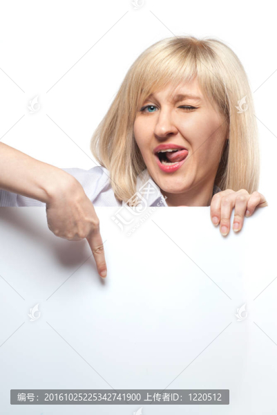 有魅力的女人拿著白色的空紙指著白色的紙