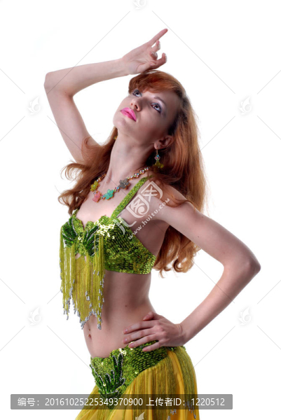美麗的女孩在種族隔離穿白色