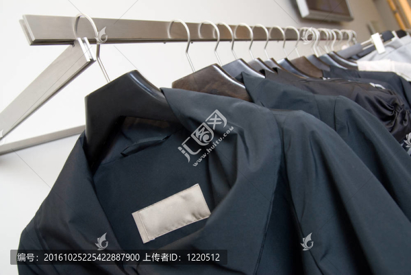 商店貨架上的衣服