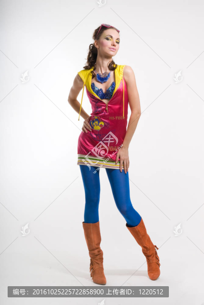 美麗的年輕女子冒充彩色