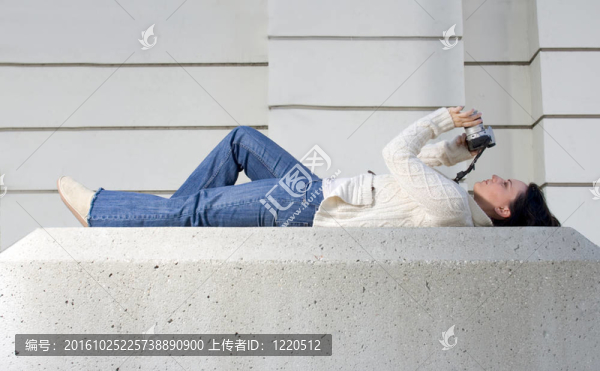 女孩與單反相機(jī)