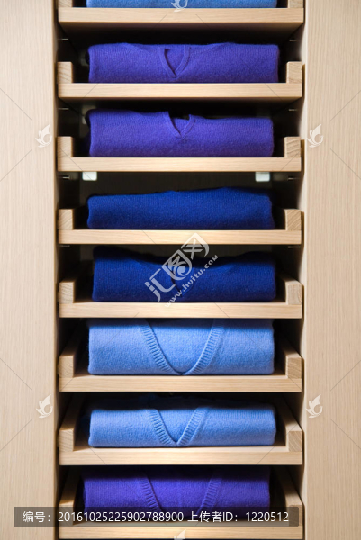 帶彩色衣服的商店貨架