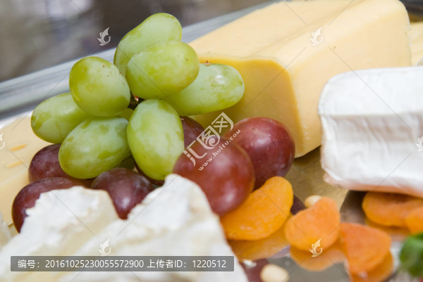 奶酪和葡萄的開胃菜