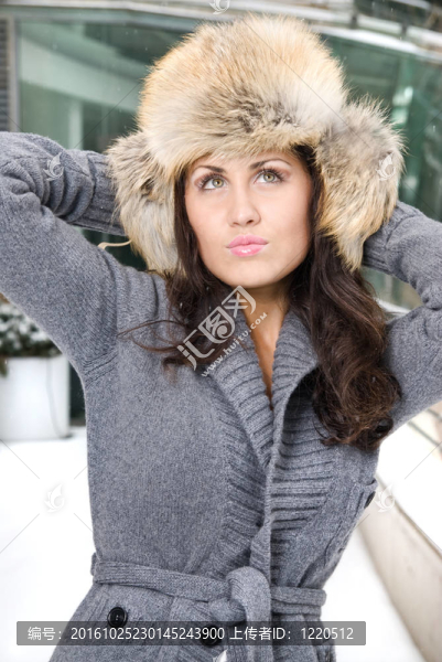戴帽子的年輕女人的冬天肖像