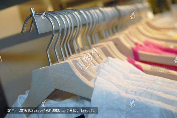 商店貨架上的衣服