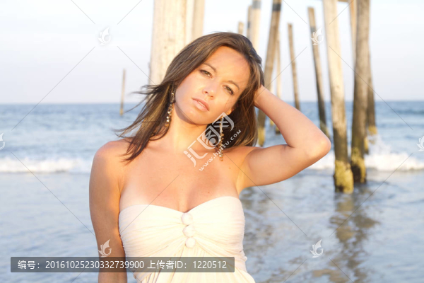 海灘上的時(shí)尚美女模型畫像