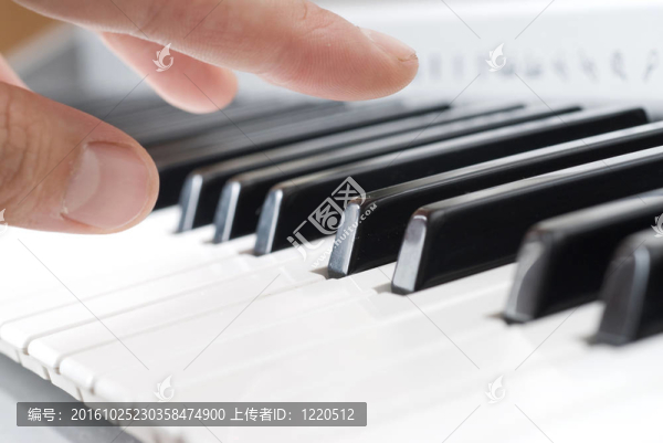 在鋼琴上演奏音樂