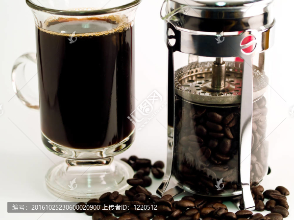咖啡豆；一杯煮咖啡和一杯咖啡機(jī)