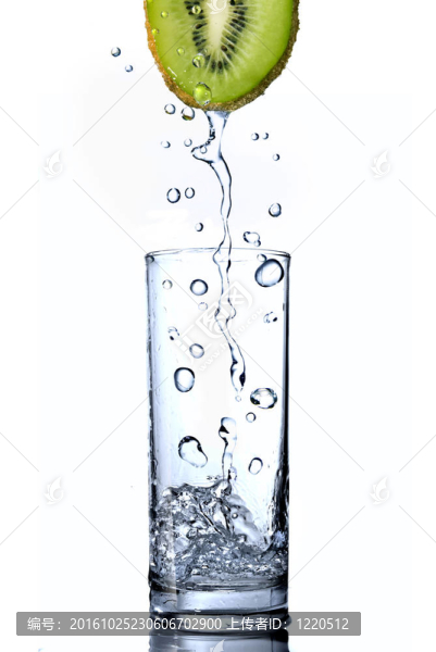 玻璃上的水滴在白色的獼猴桃上