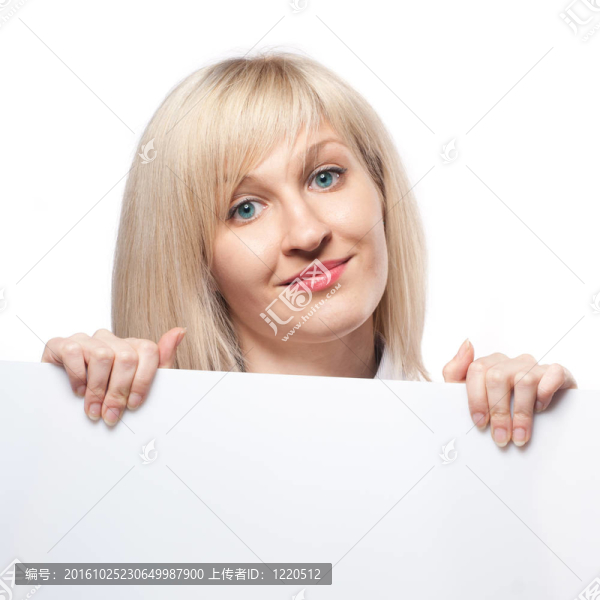 微笑的女人抱著白色的空紙