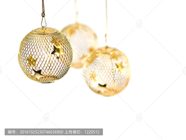 空白背景下的金色圣誕飾品