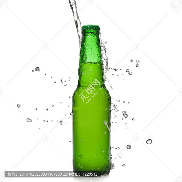 白水飛濺的綠色啤酒瓶