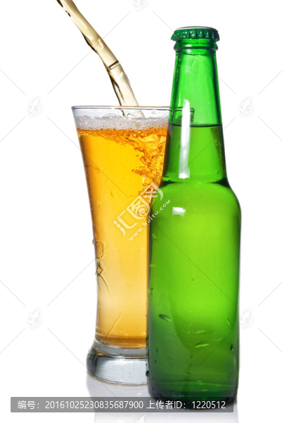 啤酒倒進瓶中，用白酒瓶隔