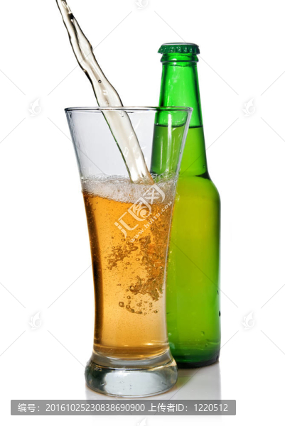 啤酒倒進(jìn)瓶中，用白酒瓶隔