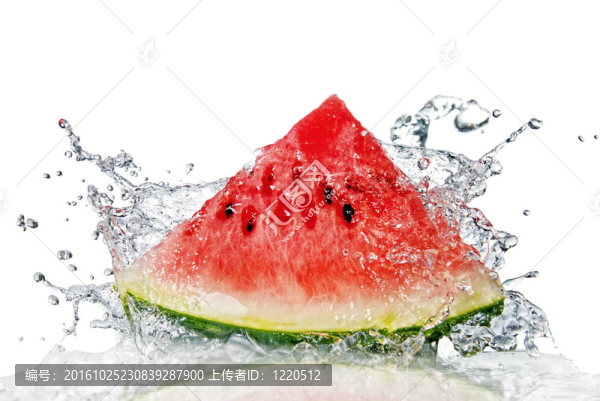 西瓜和水濺在白色上