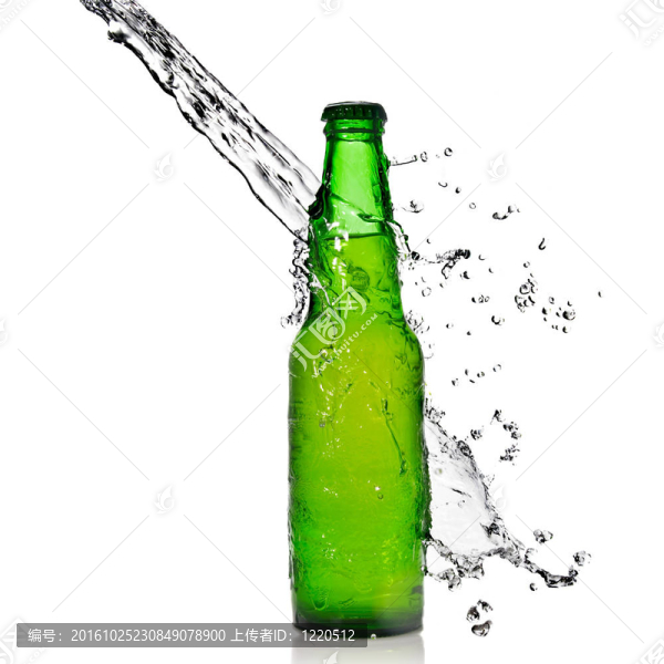 白水飛濺的綠色啤酒瓶