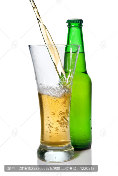 啤酒倒進(jìn)瓶中，用白酒瓶隔