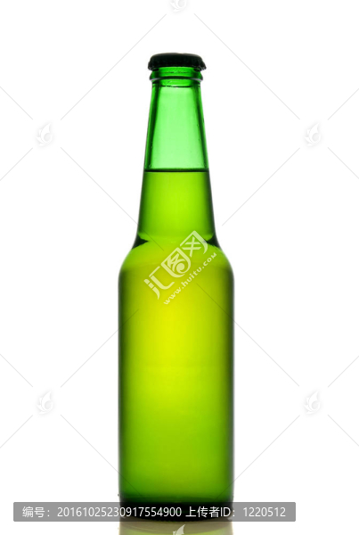 白瓶上分離的綠色啤酒瓶