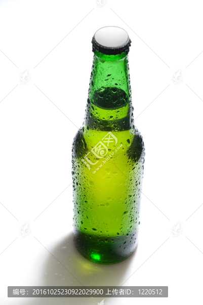 白水隔離的綠色啤酒瓶