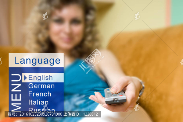 一個(gè)年輕女人從菜單中選擇一種語(yǔ)言