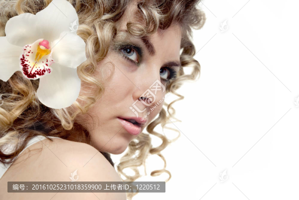 與白色隔離蘭花的性感女人肖像