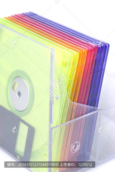 白色的盒子中的彩色軟盤