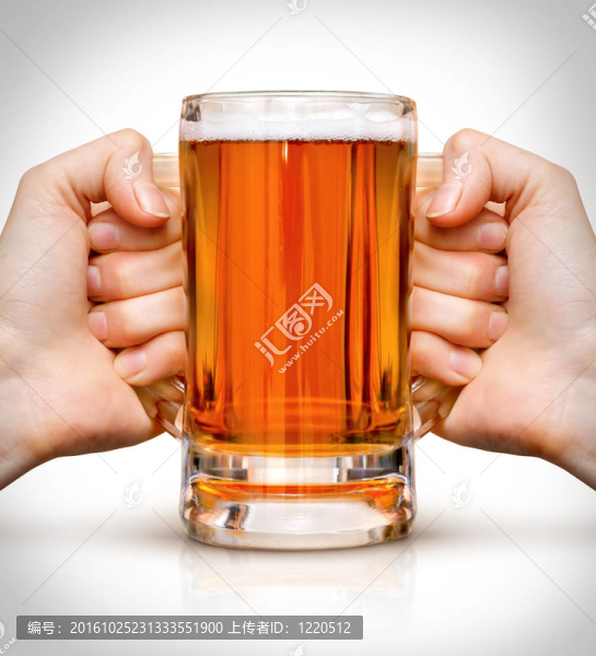 啤酒中雙手啤酒的競(jìng)爭(zhēng)