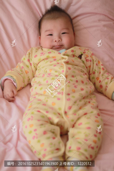 嬰兒在床上