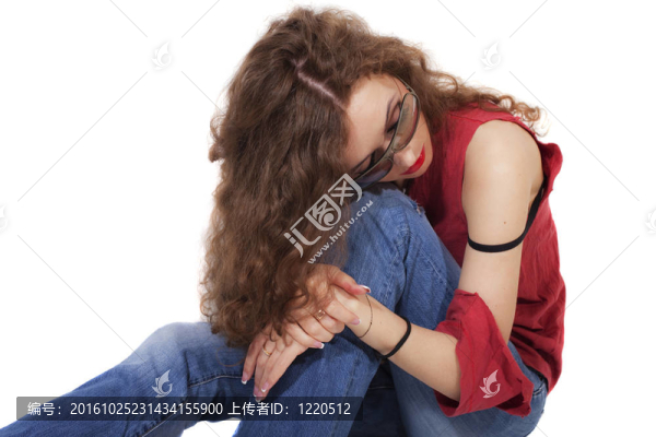 美麗的卷曲的黑發(fā)女人在紅色的T恤衫和白色背景上的藍(lán)色牛仔褲