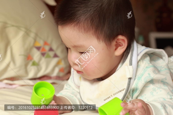寶寶玩玩具