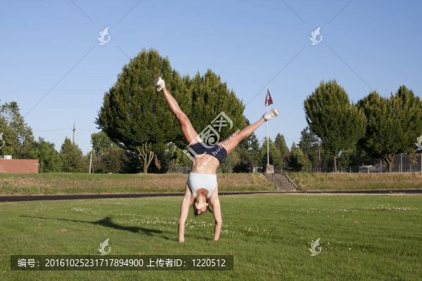 年輕漂亮的女運動員做側(cè)手翻。