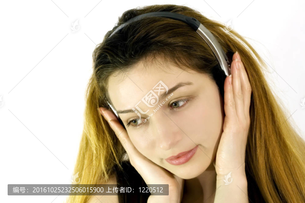漂亮女孩聽音樂