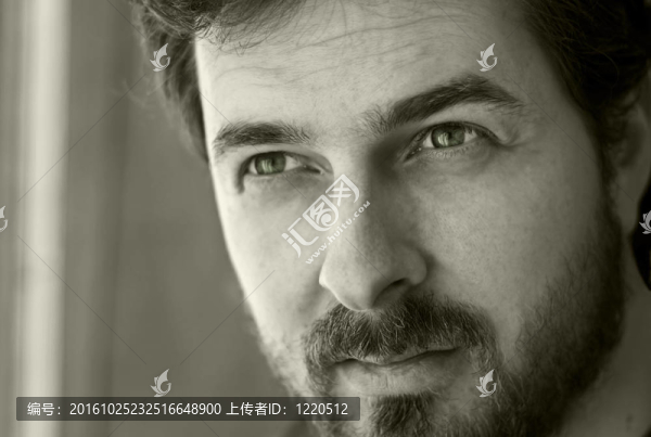 黑人男人的黑白肖像