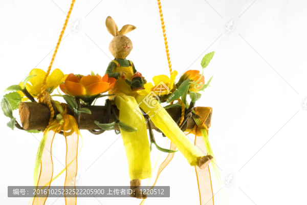 快樂(lè)的兔子站在一個(gè)花的搖籃