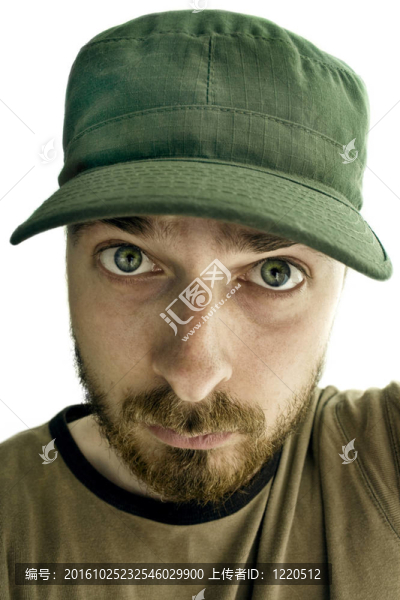 有趣的面孔的男人