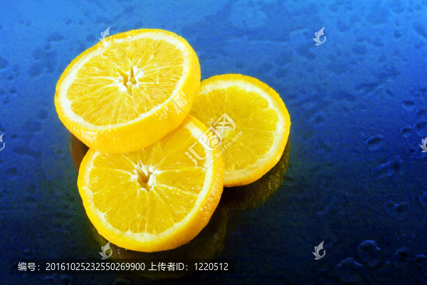 藍色背景上的橙色片